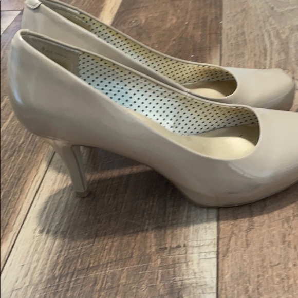 Tan heels - Picture 4 of 4